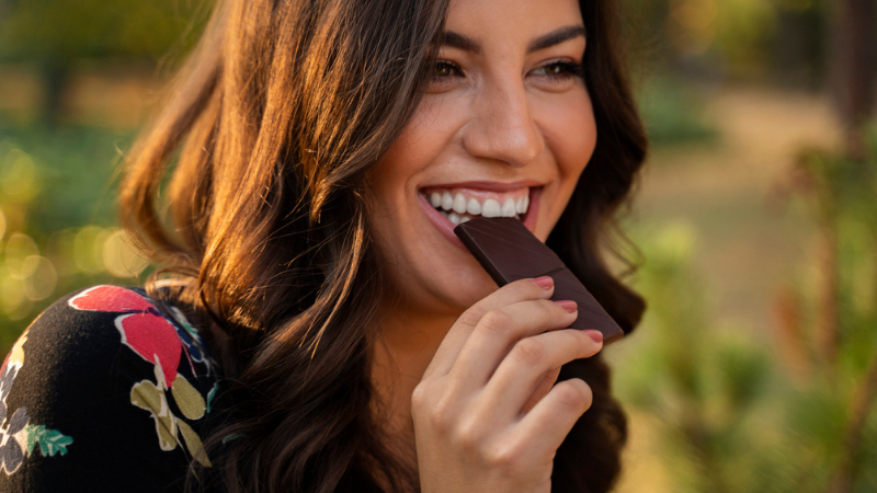 femme qui mange du chocolat noir 